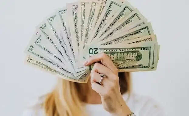 महिला बनी दुनिया की सबसे अमीर, लेकिन खर्च कर सकती है केवल कॉफी और क्वासौं