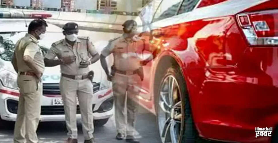 गोरखपुर में हिलती कार ने खींचा ध्यान, पुलिस ने किया कार्रवाई