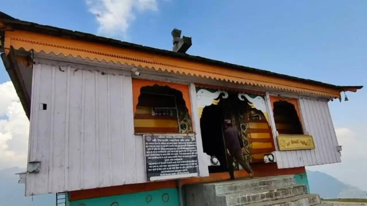 बिजली महादेव मंदिर: हर 12 साल में टूटता है शिवलिंग, जानें रहस्य