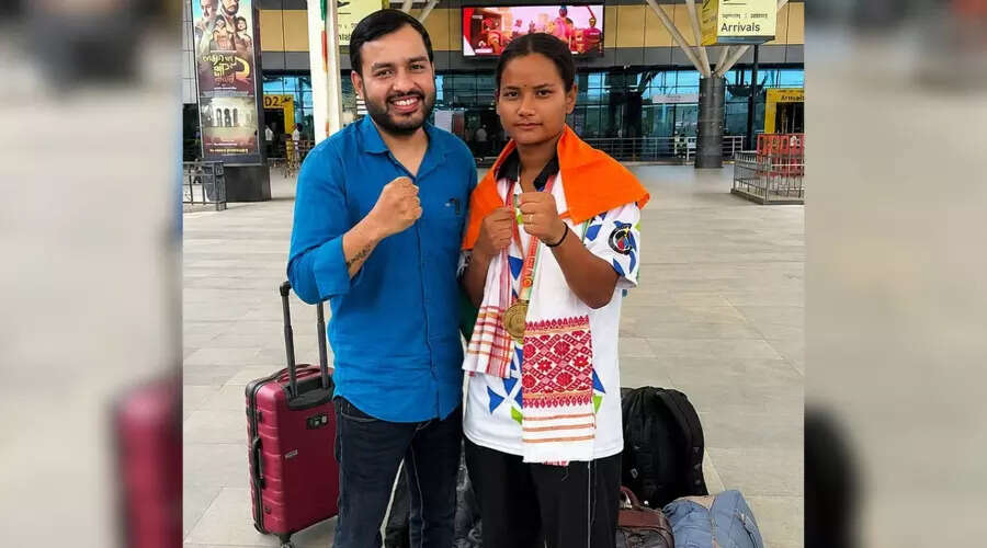 बाढ़ के बीच से निकली जनमोनी की कराटे में स्वर्णिम जीत