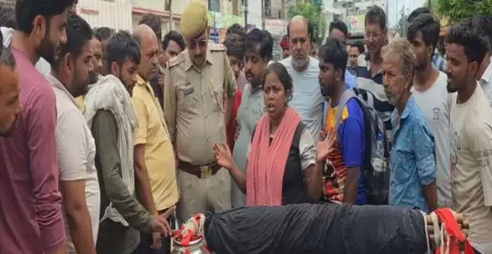 मुजफ्फरनगर में कांवड़ियों का हंगामा, आरोपी के खिलाफ कार्रवाई की मांग
