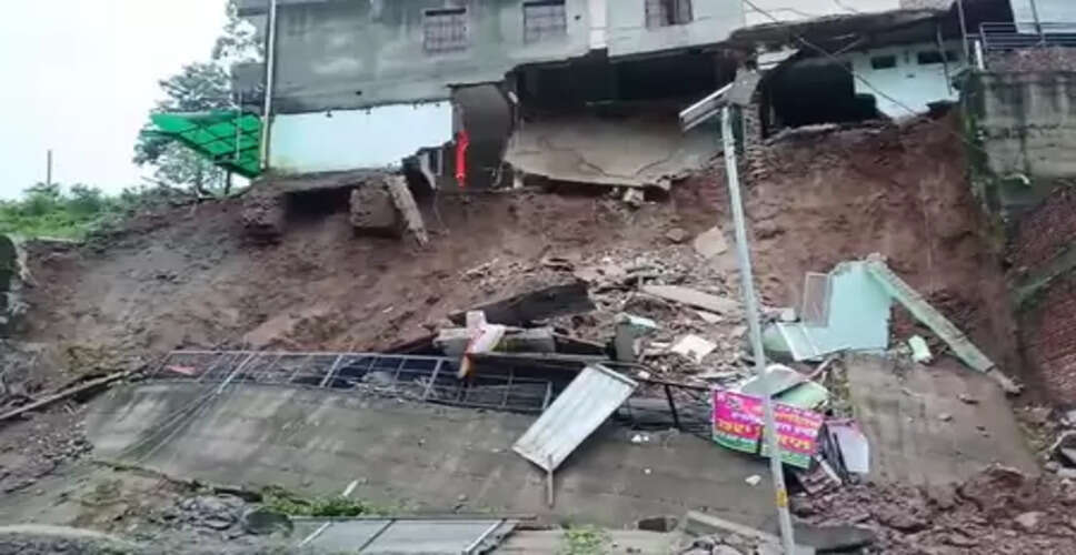 हिमाचल : श्री नैना देवी में भूस्खलन से ढही इमारत