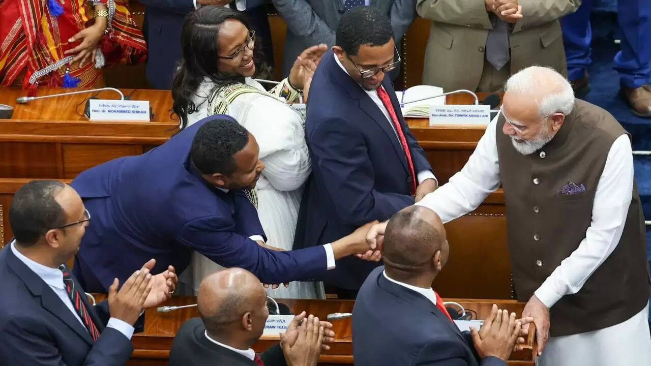 आज के प्रमुख समाचार: मोदी की ओमान यात्रा और दिल्ली में प्रदूषण के उपाय