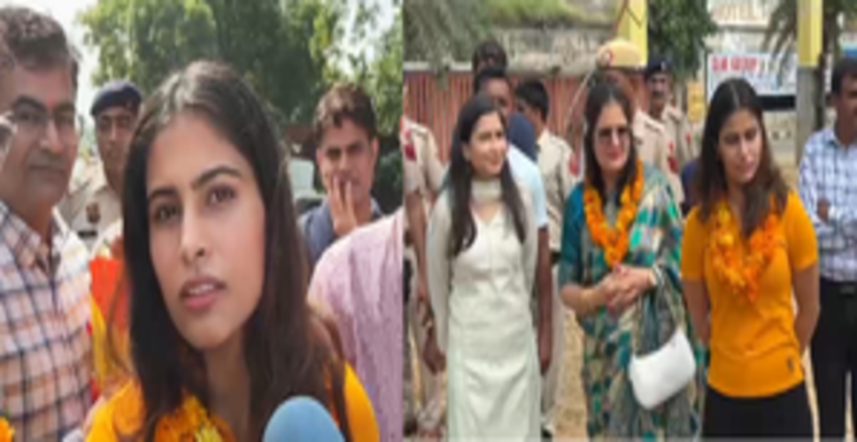 शादी के सवाल से शरमाई मनु भाकर, झज्जर पहुंचने पर हुआ जोरदार स्वागत