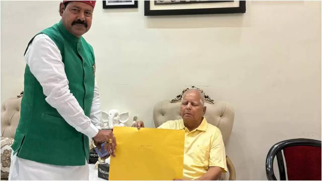 लालू यादव ने आरजेडी के 14 नेताओं को दिया पार्टी का सिंबल, महागठबंधन में सीट बंटवारे की चर्चा जारी
