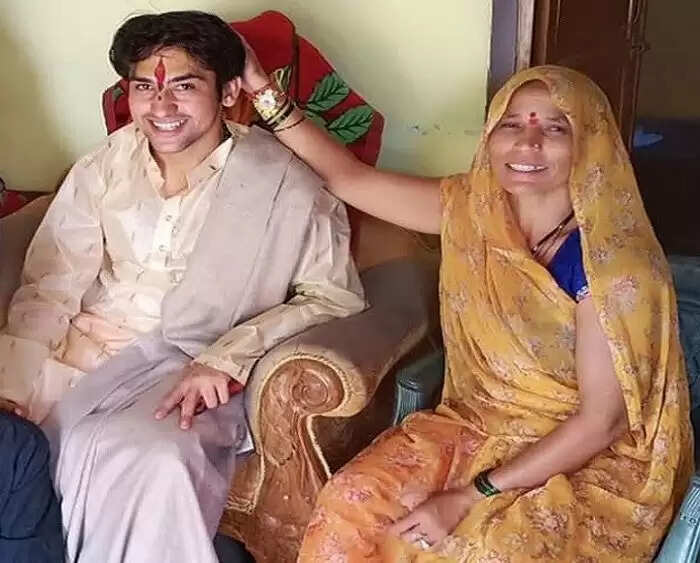 धीरेंद्र कृष्ण शास्त्री: बागेश्वर धाम के बाबा की संपत्ति और कमाई पर चर्चा