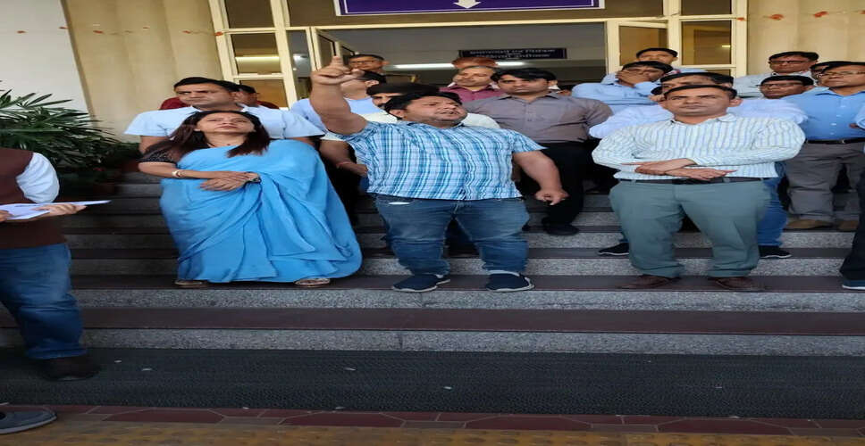 जयपुर के अस्पताल में नर्सिंग स्टाफ का विरोध: निलंबन के खिलाफ कार्य बहिष्कार