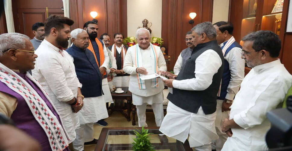 नीतीश कुमार ने मुख्यमंत्री पद से दिया इस्तीफा, नई सरकार का दावा