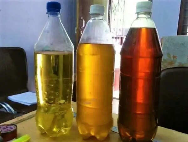 प्लास्टिक कचरे से पेट्रोल बनाने वाले इंजीनियर की अनोखी पहल