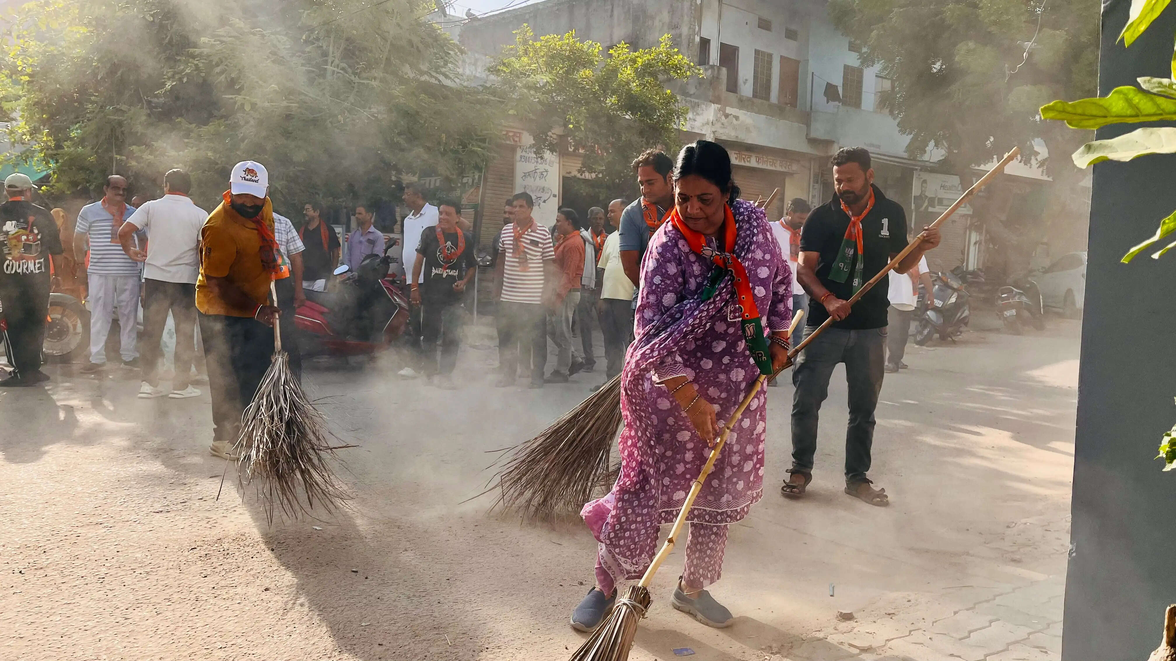 पार्षद प्रतिभा शर्मा ने स्वच्छता अभियान में किया श्रमदान