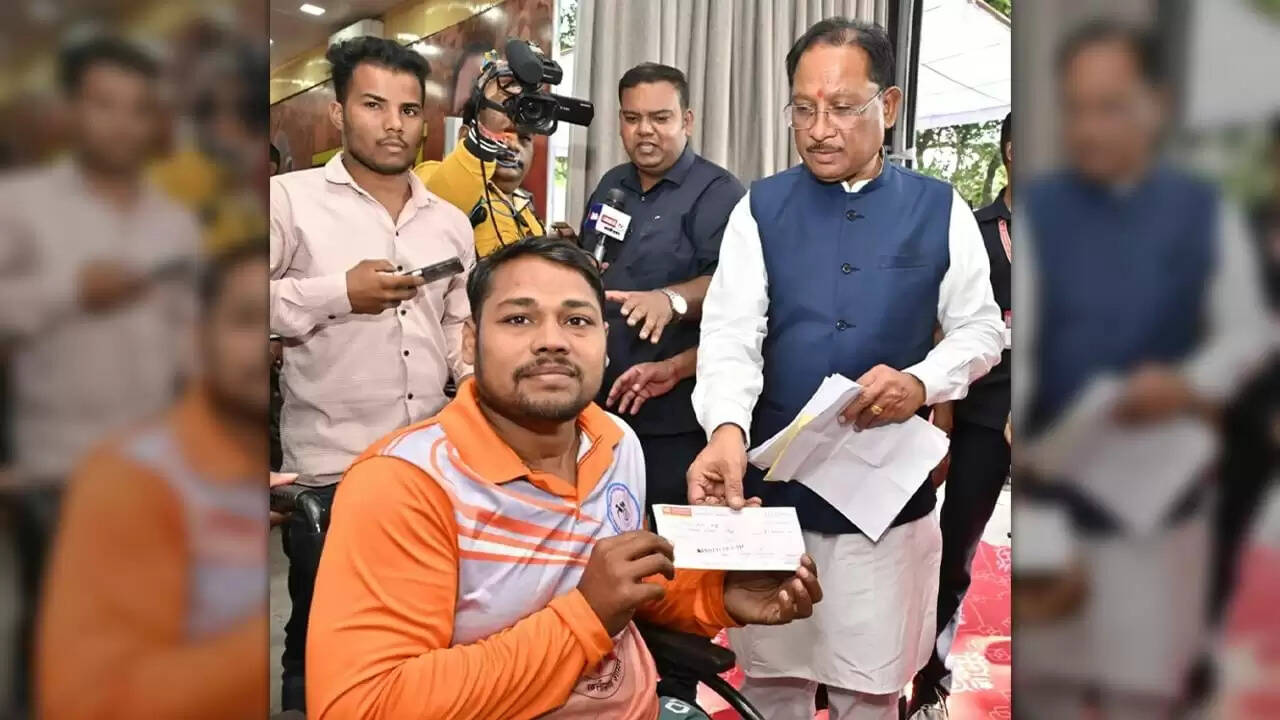 छत्तीसगढ़ के सीएम ने दिव्यांग रग्बी खिलाड़ी को दी आर्थिक सहायता