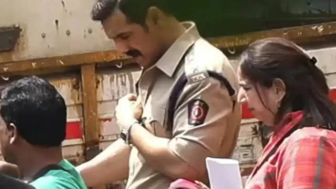 जॉन अब्राहम की नई फिल्म में पुलिस अधिकारी का दमदार लुक