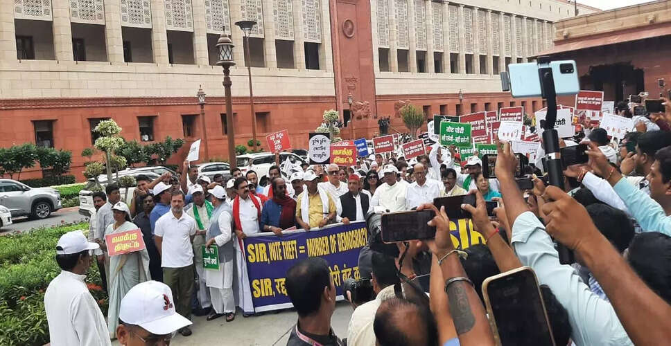 विपक्ष ने बिहार में मतदाता सूची संशोधन के खिलाफ निकाली मार्च