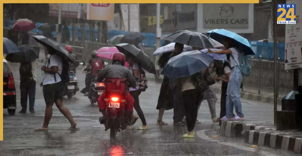 मुंबई में भारी बारिश के कारण रेड अलर्ट, स्कूल और कॉलेज बंद