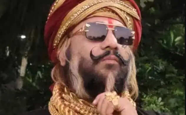 बिहार का गोल्डन मैन: 5 किलो सोने के साथ चलने वाला ठेकेदार