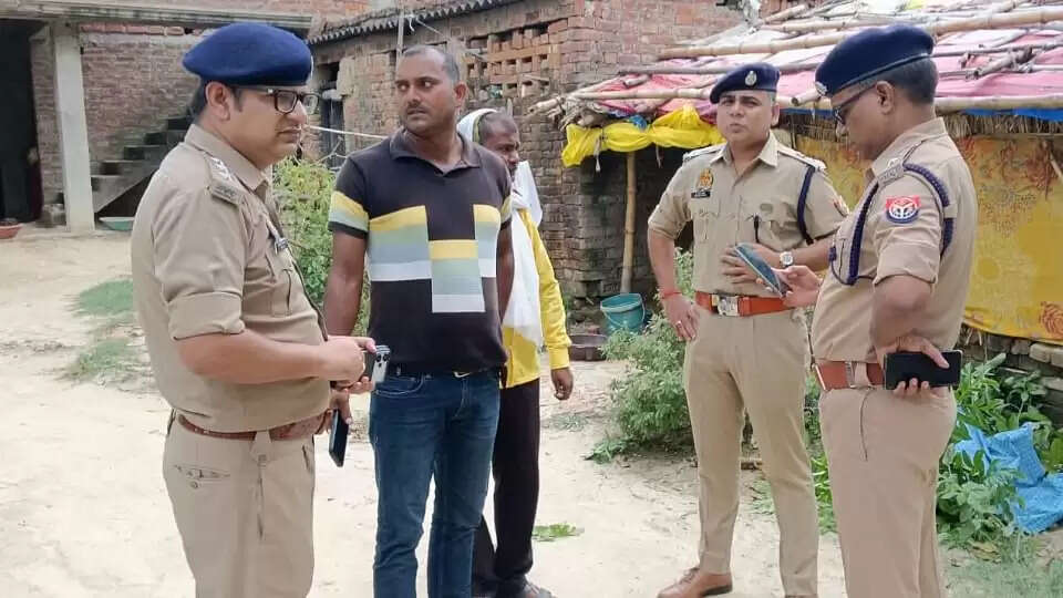 गाजीपुर में परिवार के तीन सदस्यों की हत्या: बेटे ने की बर्बरता की सारी हदें पार