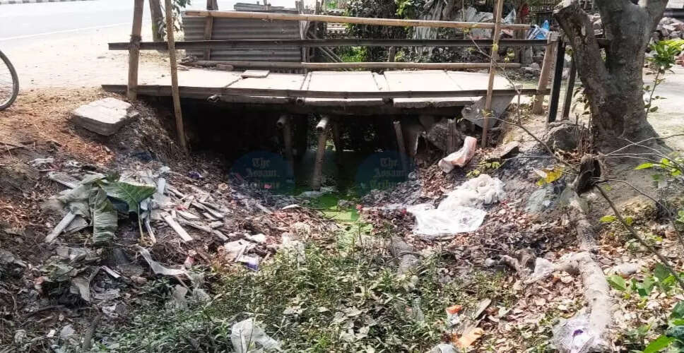 गुवाहाटी के कलमोनी नदी में बढ़ता प्रदूषण, स्थानीय निवासियों की चिंता