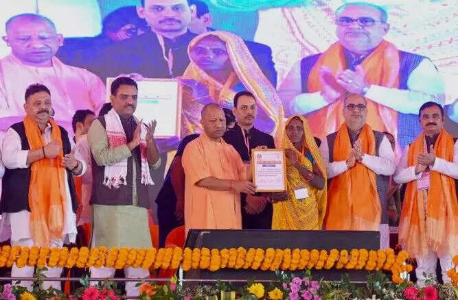 योगी आदित्यनाथ ने सोनभद्र में बिरसा मुंडा की जयंती पर विकास की नई योजनाओं की घोषणा की