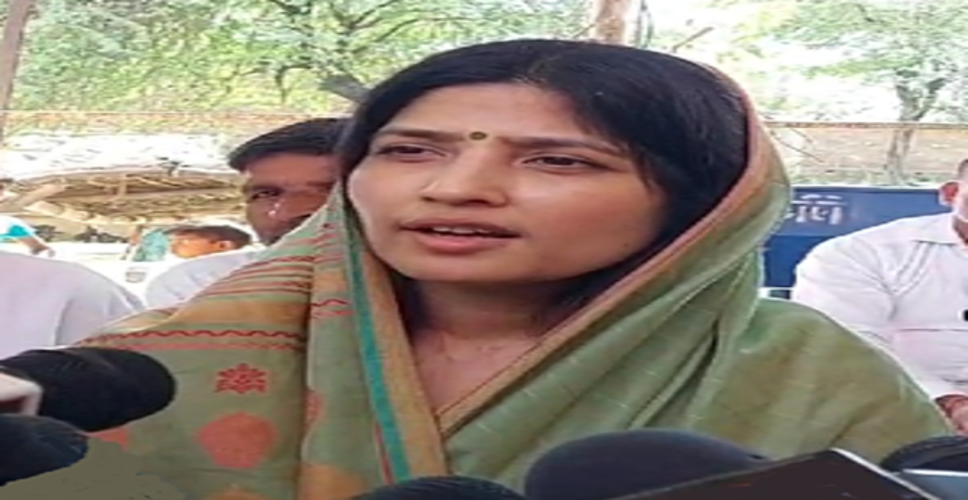 जनता को बरगला रही है सरकार : डिंपल यादव