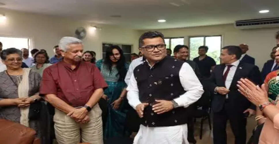 पापुआ न्यू गिनी में भारतीय समुदाय के साथ बातचीत करते मंत्री