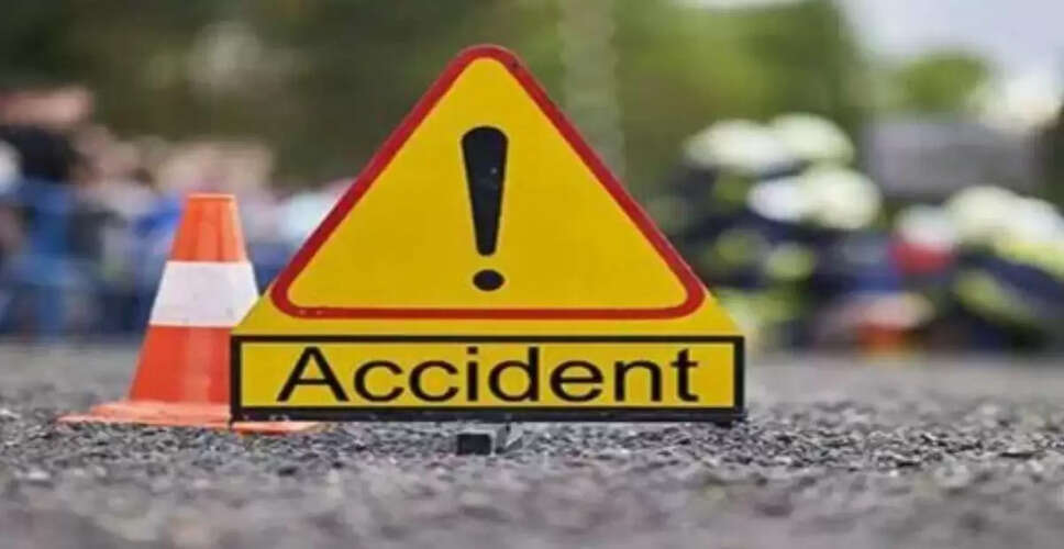 आंध्र प्रदेश में लोरी और टेम्पो ट्रैवलर की टक्कर में तीन की मौत, पांच घायल