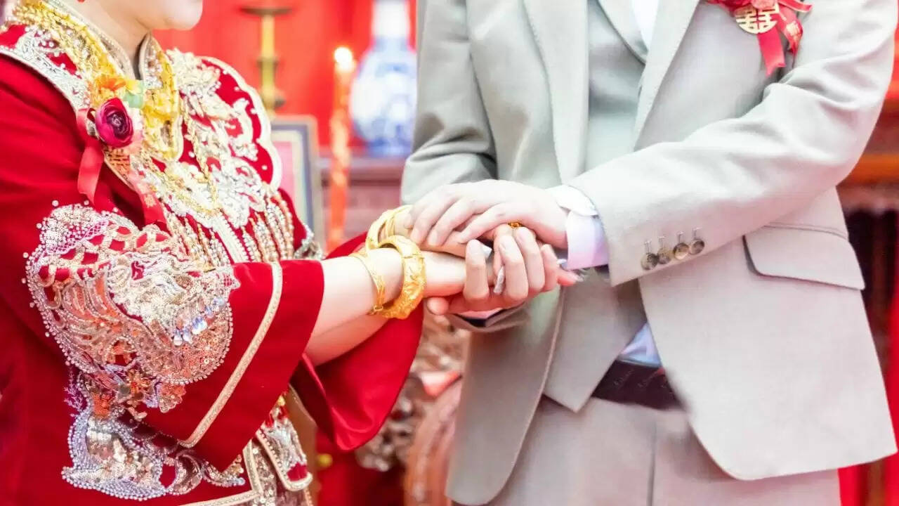 चीन के गांव में अजीब नियम: दूसरे प्रांत में शादी पर जुर्माना