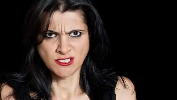 पत्नी की गलतियों से पति की बर्बादी: जानें क्या हैं ये संकेत