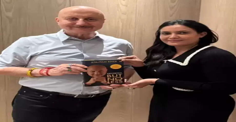 सेना की कर्नल सोफिया कुरैशी से मिले अनुपम खेर, भेंट किया विशेष उपहार