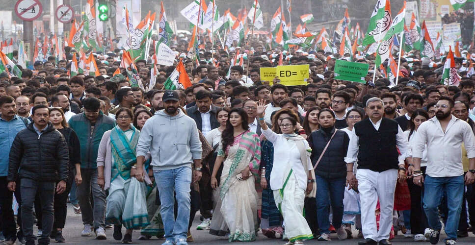 कोलकाता में आई-पैक पर ईडी की छापेमारी: ममता बनर्जी ने उठाए गंभीर सवाल