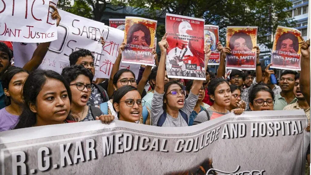 दुर्गापुर में मेडिकल छात्रा के साथ गैंगरेप: ममता बनर्जी के बयान पर उठे सवाल
