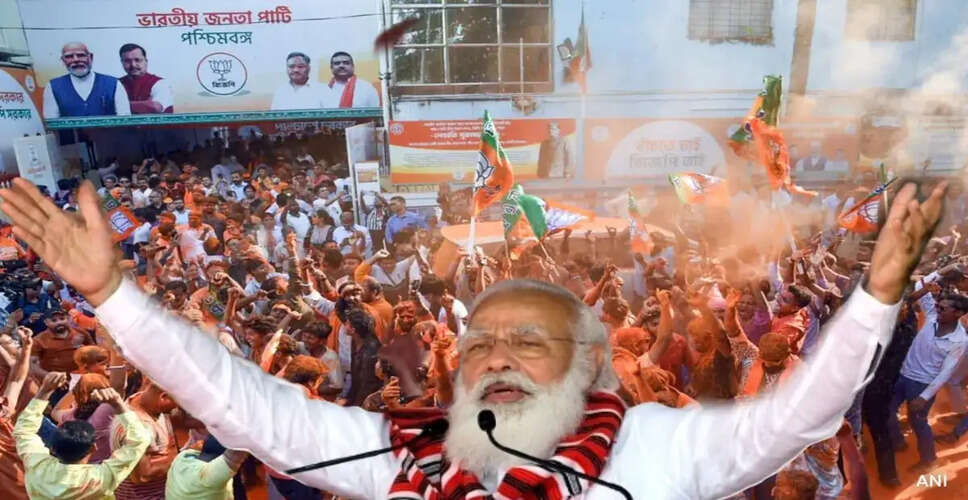 बीजेपी की ऐतिहासिक जीत के बाद खड़गपुर में दिलीप घोष का जश्न