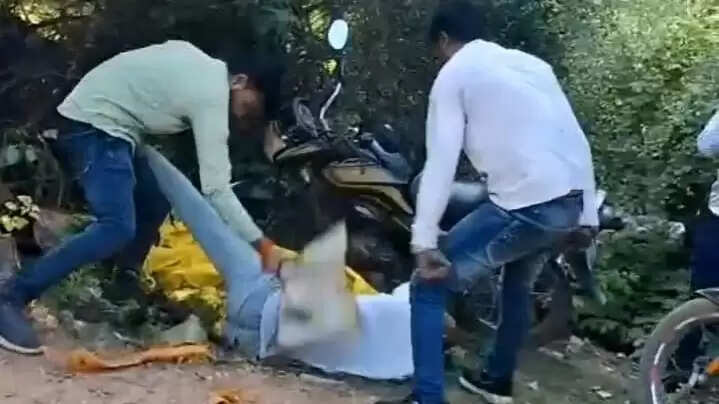 झांसी में पति की गुस्से में की गई गलती से युवक की पिटाई, वीडियो वायरल
