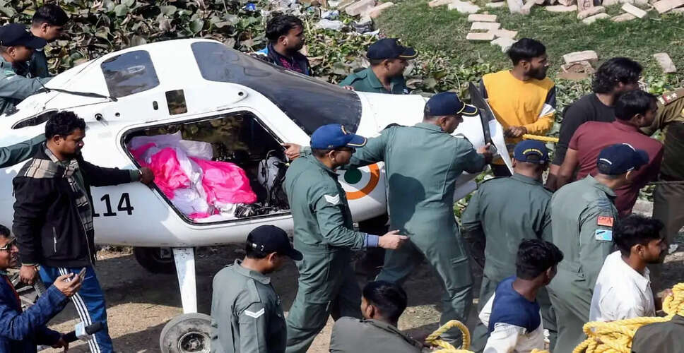 पुणे में ट्रेनिंग विमान की क्रैश लैंडिंग, पायलट सुरक्षित