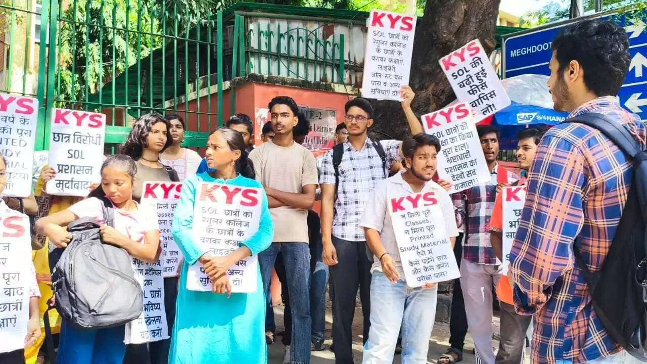 दिल्ली यूनिवर्सिटी के छात्रों का प्रदर्शन: स्टडी मैटेरियल की कमी पर उठी आवाज़