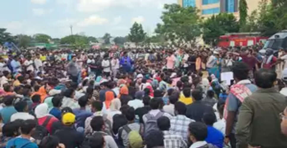झारखंड में सीजीएल परीक्षा में ‘गड़बड़ी’ के खिलाफ अभ्यर्थियों ने जेएसएससी का दफ्तर घेरा