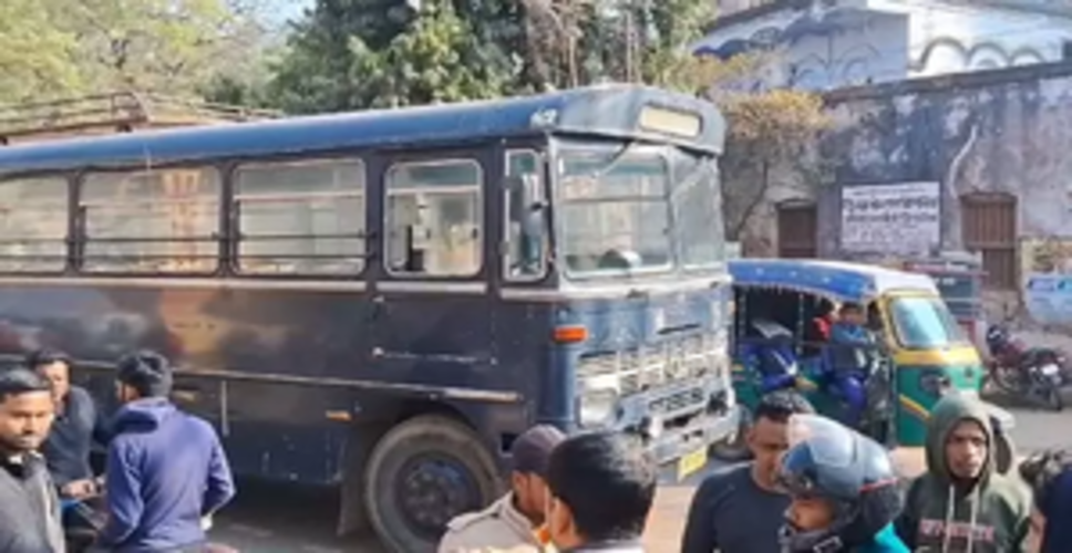 झारखंड के देवघर में पुलिस बस की टक्कर से स्कूली छात्रा की मौत, दो बच्चे घायल, लोगों ने किया बवाल