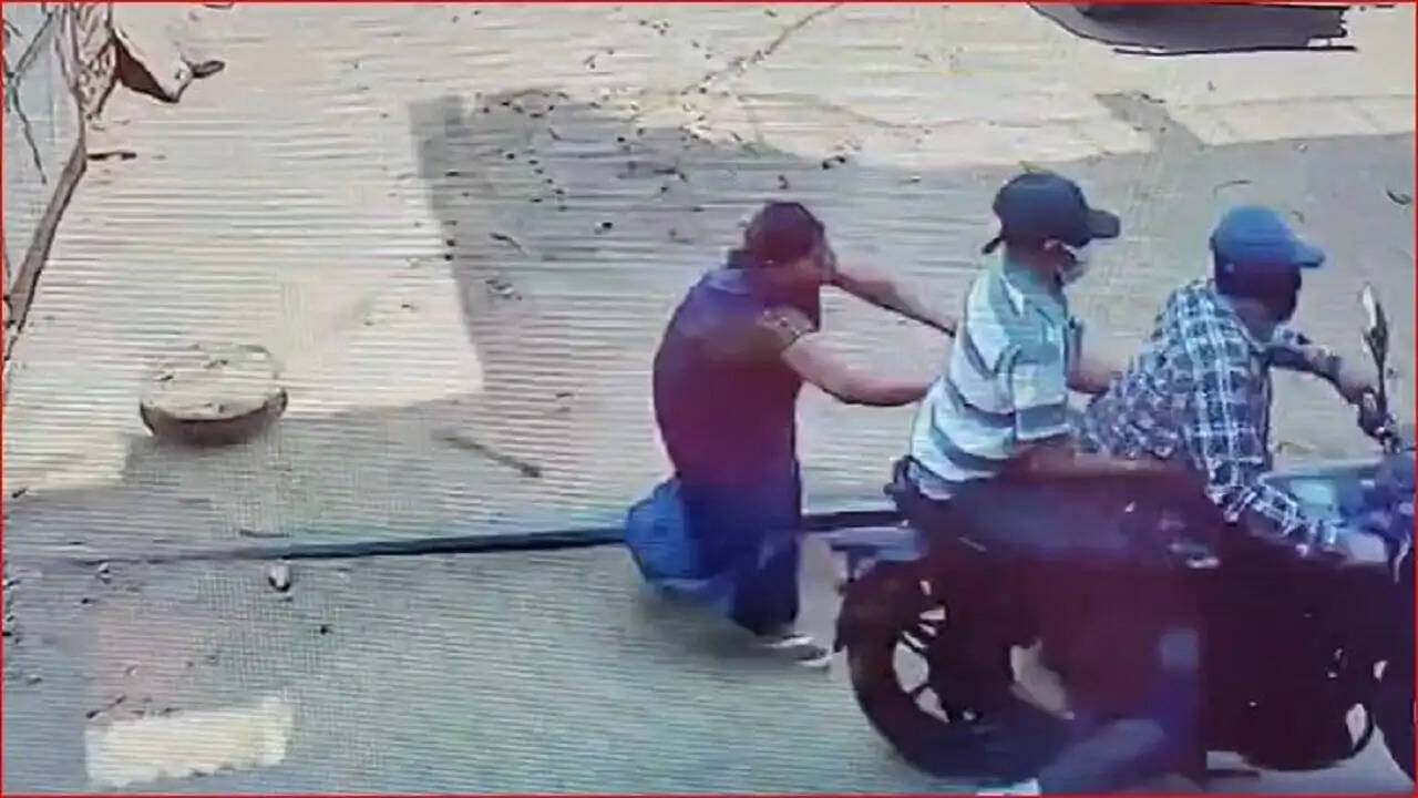 जबलपुर में बुजुर्ग महिला से लूट: CCTV में कैद हुई पूरी घटना