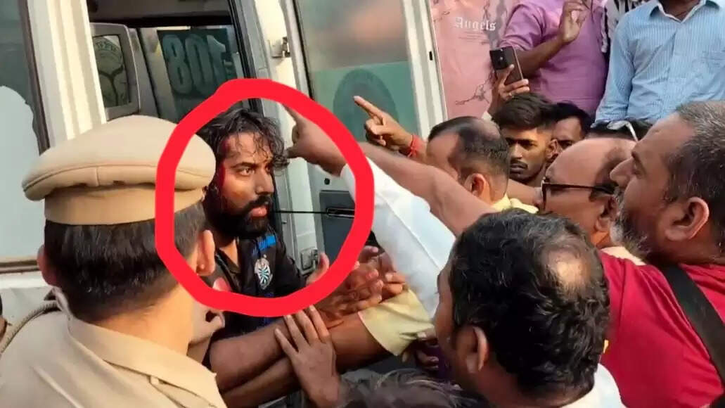 तेज रफ्तार जैगुआर कार से 7 लोगों को कुचला, एक की मौत