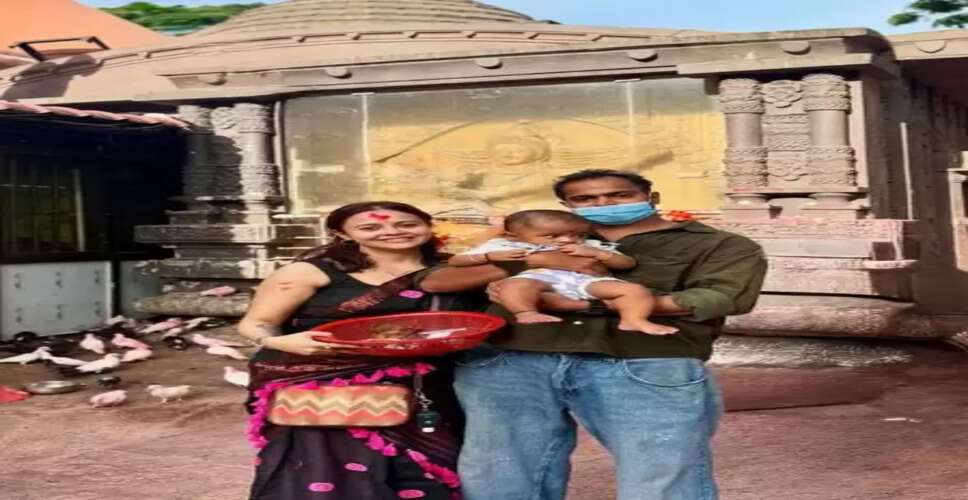 देवोलिना ने पति और बेटे 'जॉय' संग किए मां कामाख्या देवी के दर्शन