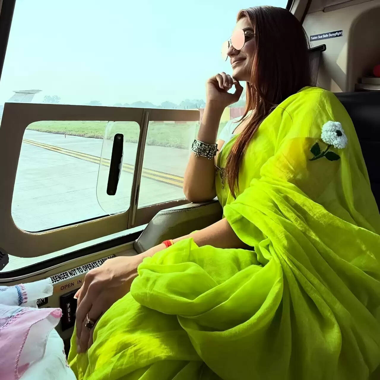 बिहार विधानसभा चुनाव 2025: अक्षरा सिंह का हेलीकॉप्टर से वोट मांगने का अंदाज