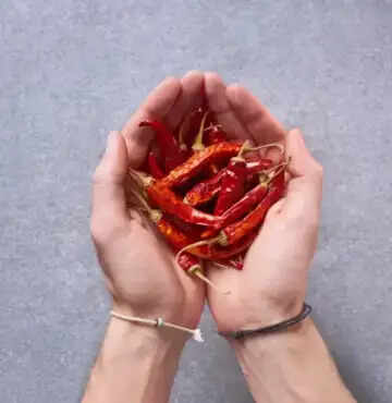ज्योतिष के अनुसार हाथ में न दें ये चीजें, जानें क्यों