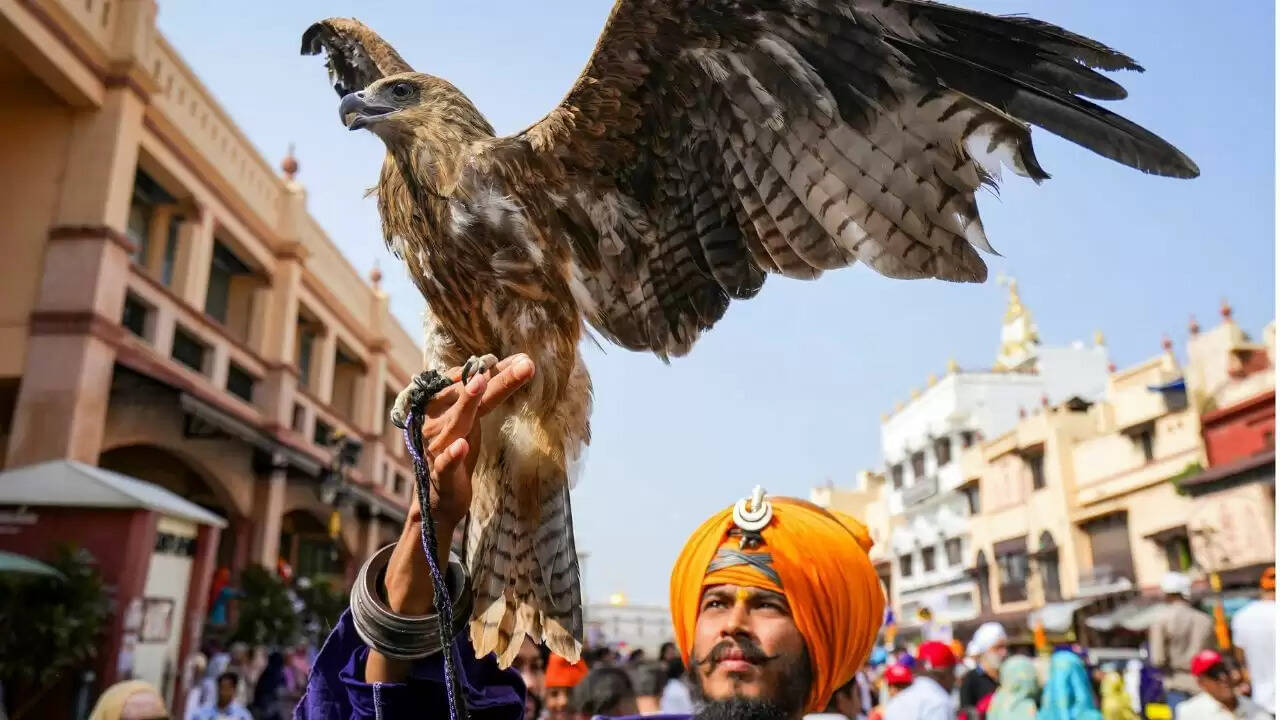 भारत में महत्वपूर्ण घटनाएँ: ब्रिटिश पीएम का दौरा और सोने की कीमतों में वृद्धि