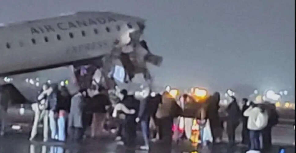 न्यूयॉर्क के ला गुआर्डिया हवाई अड्डे पर विमान और अग्निशामक ट्रक की टक्कर