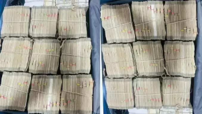 गोरखपुर रेलवे स्टेशन पर एक करोड़ रुपये की नकदी के साथ युवक गिरफ्तार