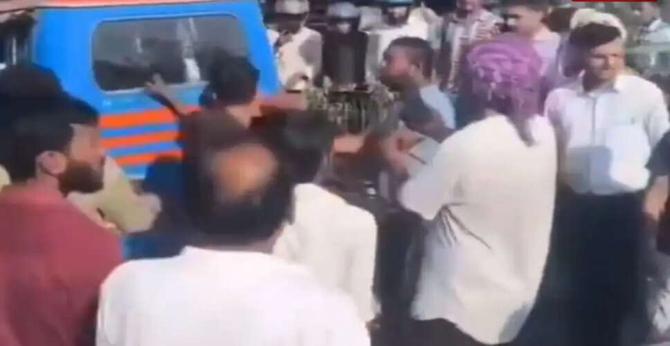 ऋषिकेश में युवकों की पिटाई का वीडियो वायरल, महिलाओं के साथ छेड़छाड़ का आरोप