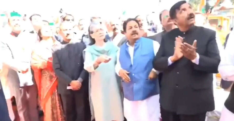 सोनिया गांधी ने वीरभद्र सिंह की प्रतिमा का अनावरण, प्रियंका ने जताई सच्चे नेताओं की कमी