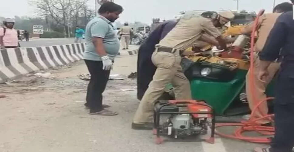 दिल्ली में तेज रफ्तार वाहन से ऑटो में टक्कर, तीन की मौत