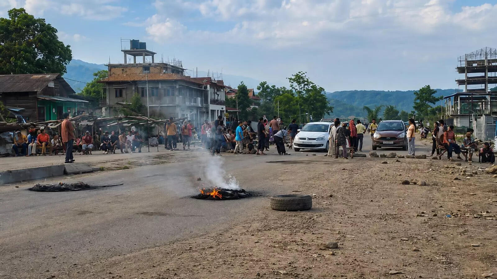 मणिपुर में कुकी समुदाय का विरोध: NH-2 पर यातायात बाधित
