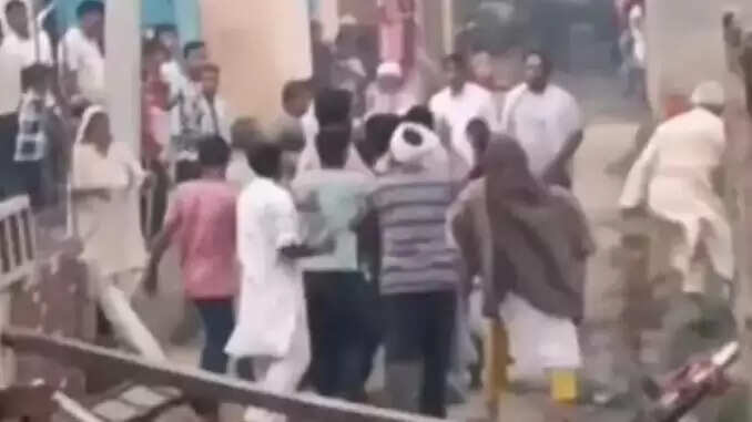 मुजफ्फरनगर में सड़क पर बल्ली लगाने को लेकर दो पक्षों में हिंसक झड़प