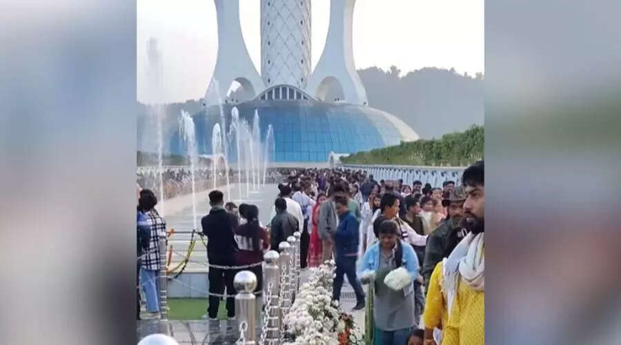 गुवाहाटी में नए साल का जश्न: सती राधिका शांति उद्यान और शहीद स्मारक की भीड़